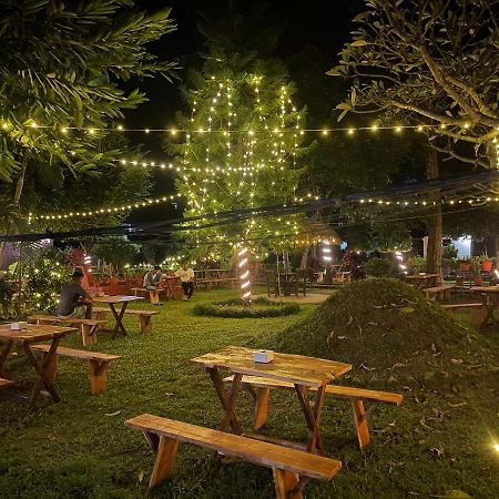 צ'יטוואן Hotel Tharu Garden And Beer Bar מראה חיצוני תמונה
