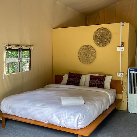 צ'יטוואן Hotel Tharu Garden And Beer Bar מראה חיצוני תמונה