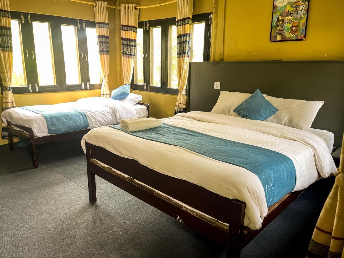 צ'יטוואן Hotel Tharu Garden And Beer Bar מראה חיצוני תמונה