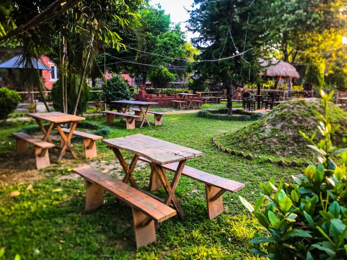 צ'יטוואן Hotel Tharu Garden And Beer Bar מראה חיצוני תמונה
