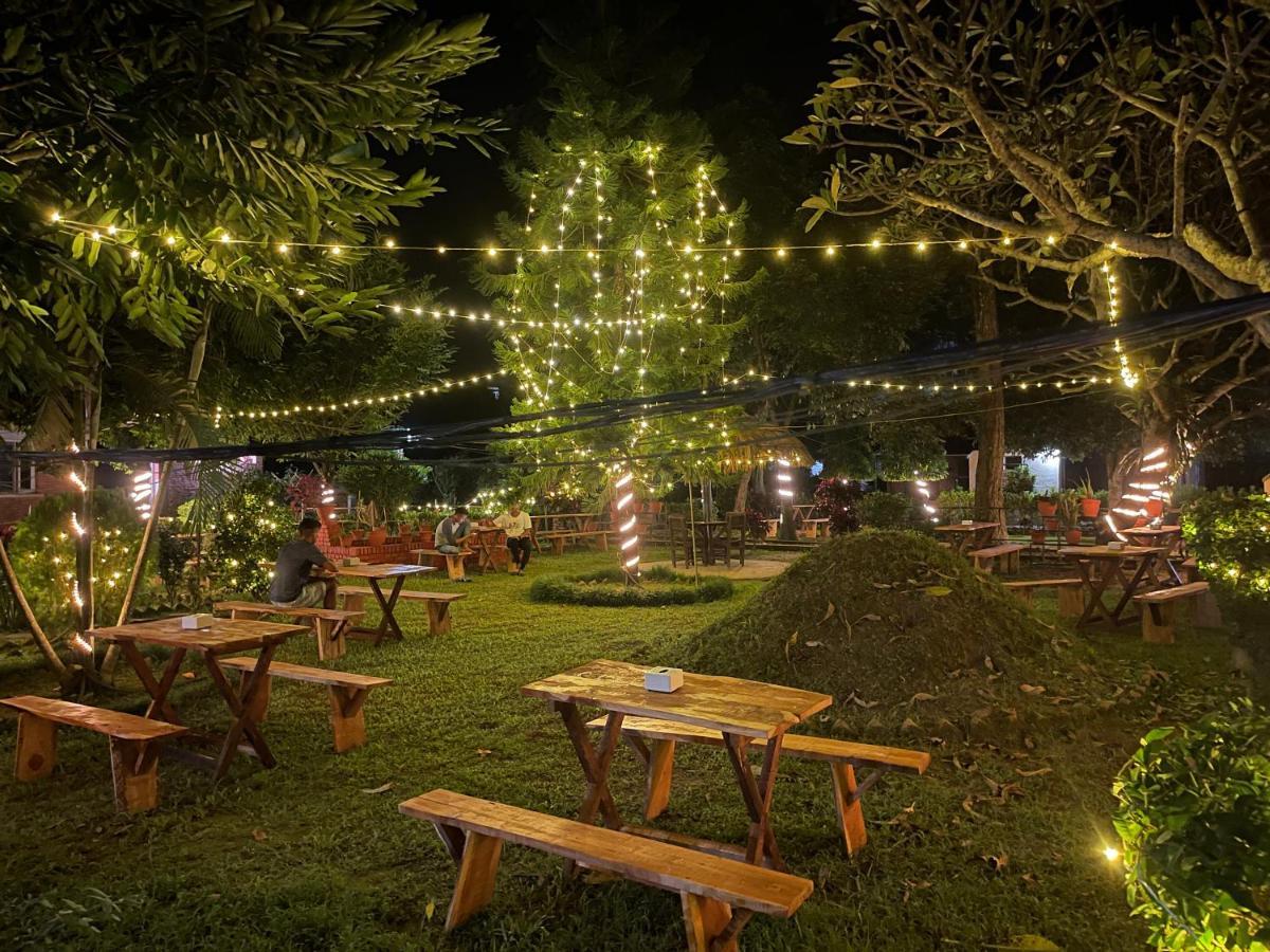 צ'יטוואן Hotel Tharu Garden And Beer Bar מראה חיצוני תמונה