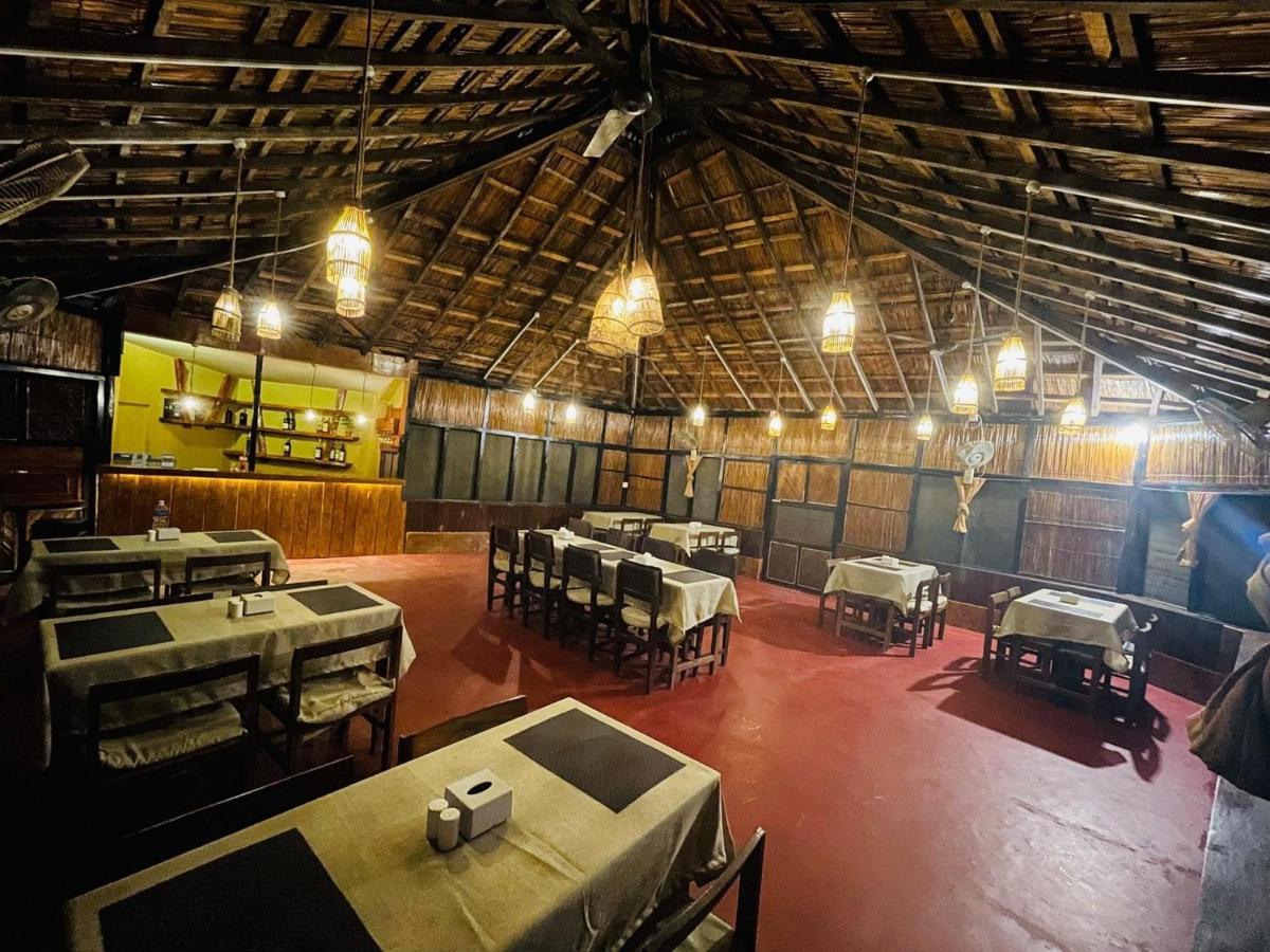 צ'יטוואן Hotel Tharu Garden And Beer Bar מראה חיצוני תמונה