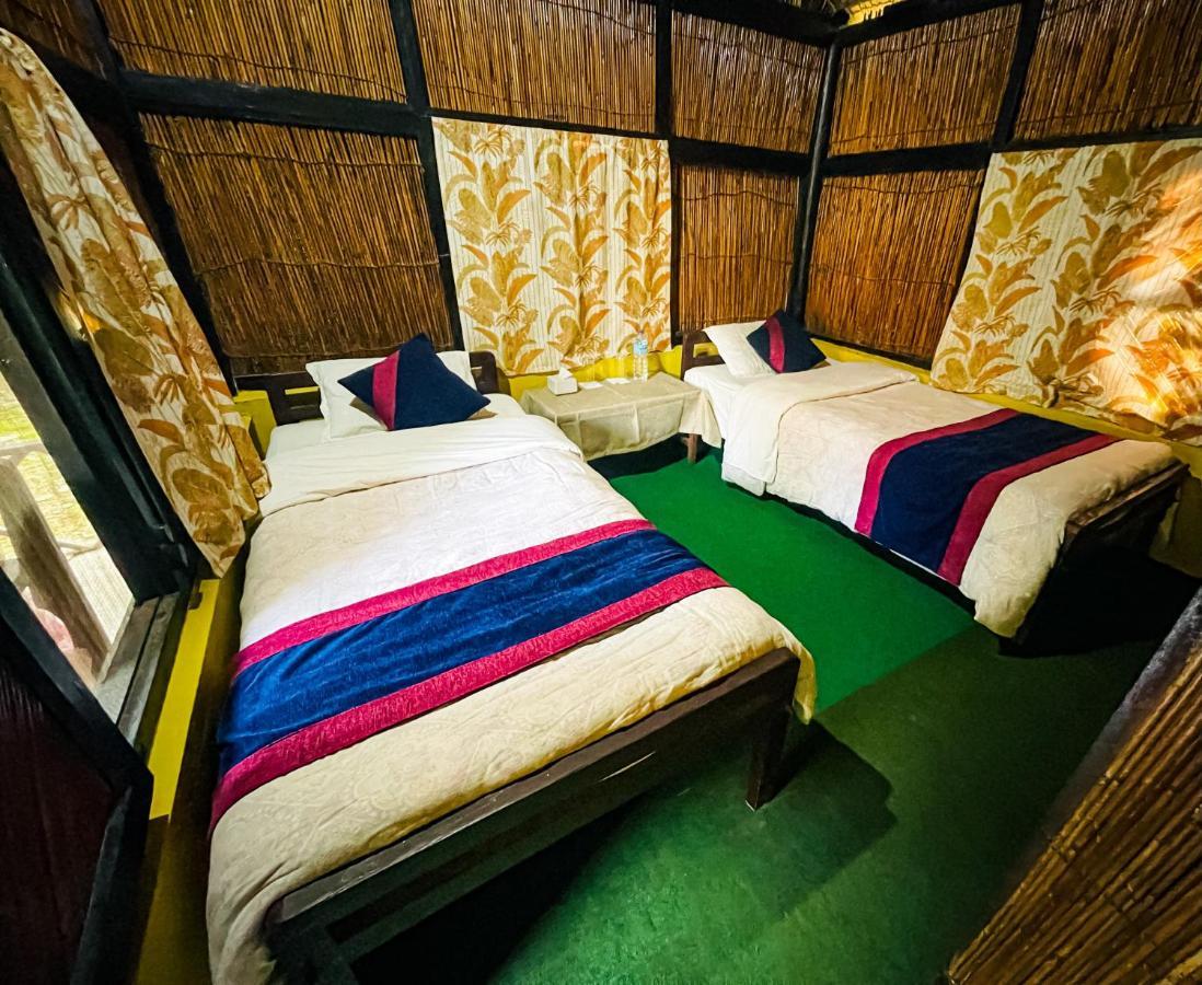 צ'יטוואן Hotel Tharu Garden And Beer Bar מראה חיצוני תמונה