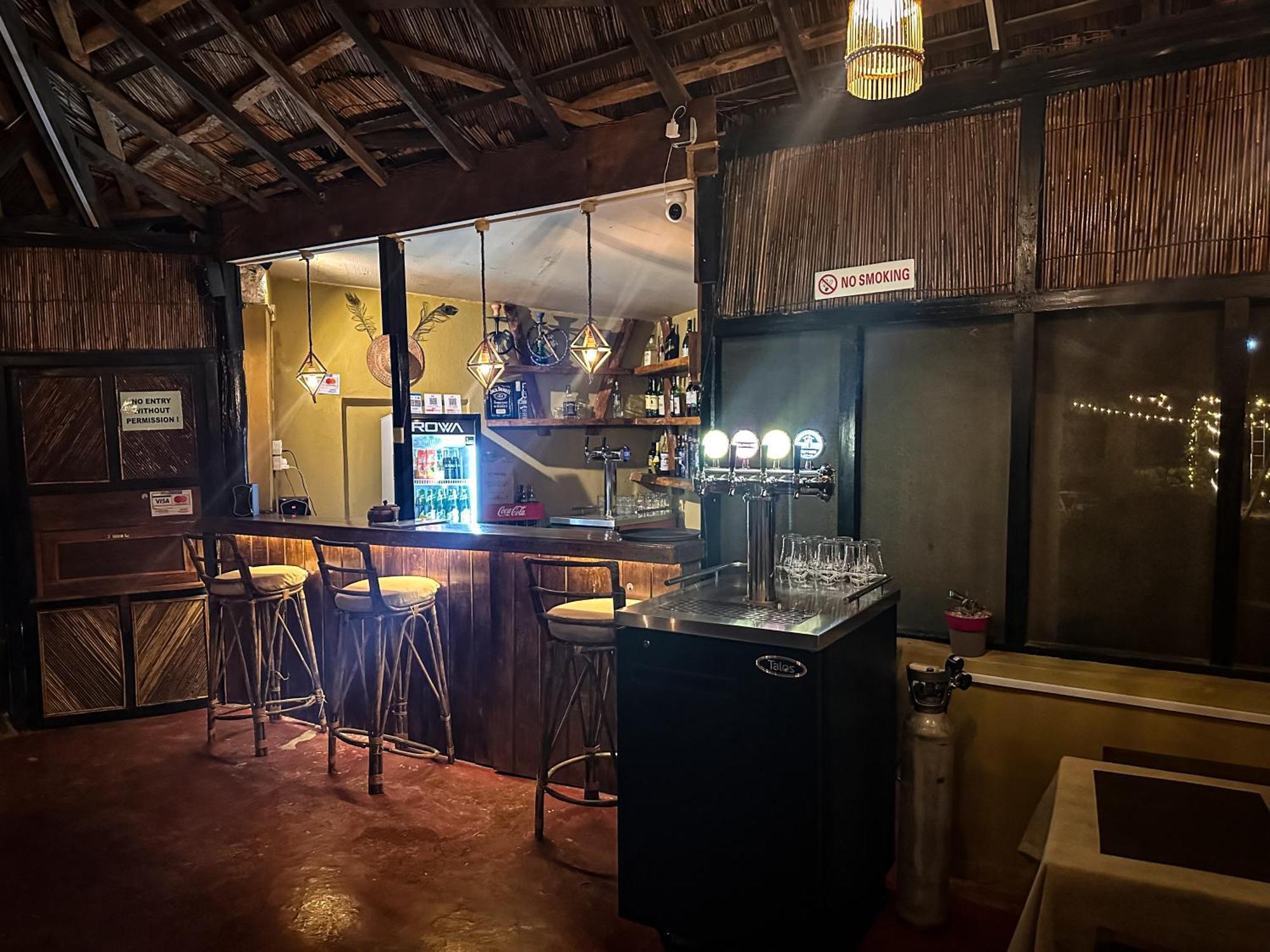 צ'יטוואן Hotel Tharu Garden And Beer Bar מראה חיצוני תמונה