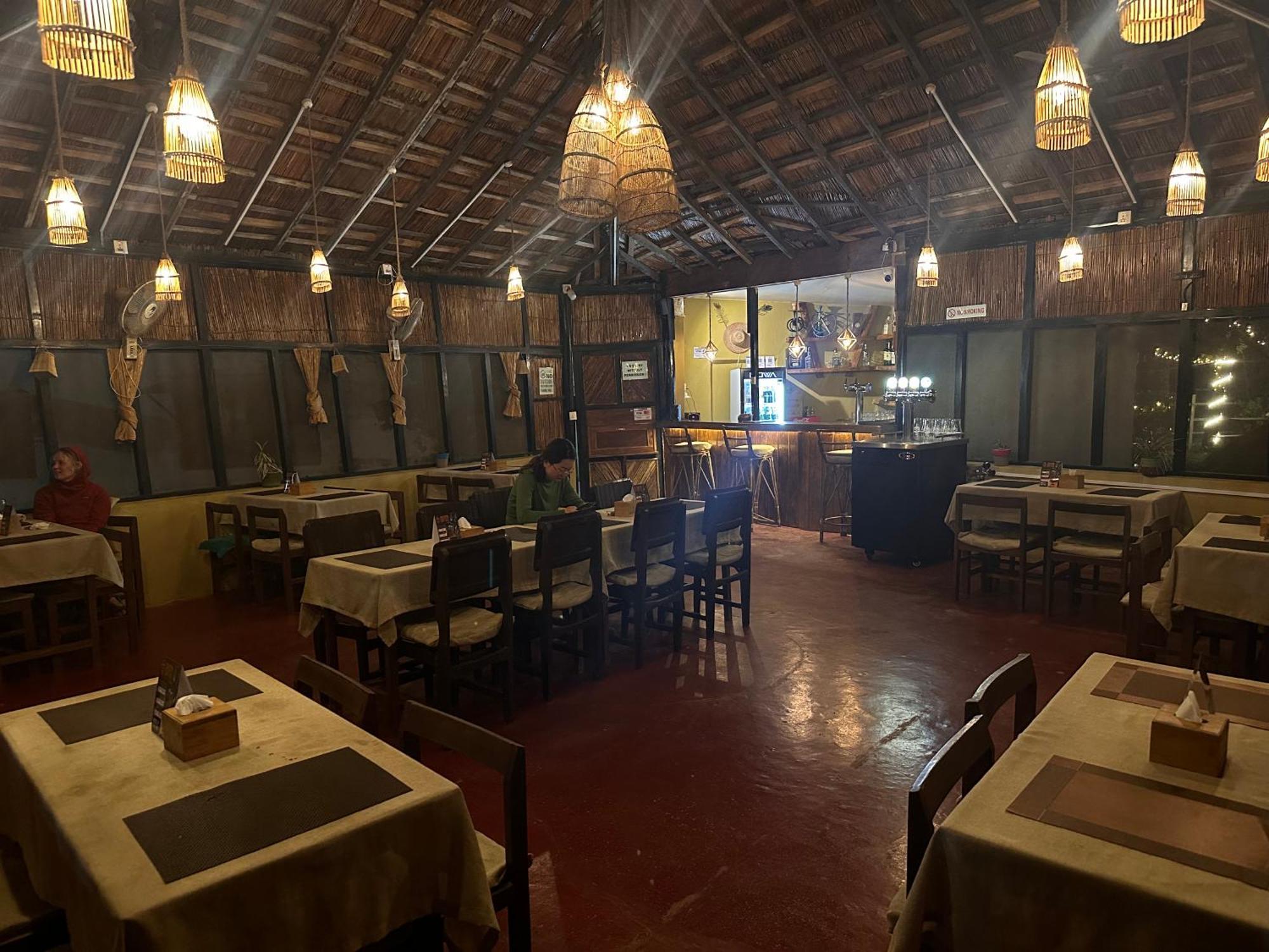 צ'יטוואן Hotel Tharu Garden And Beer Bar מראה חיצוני תמונה