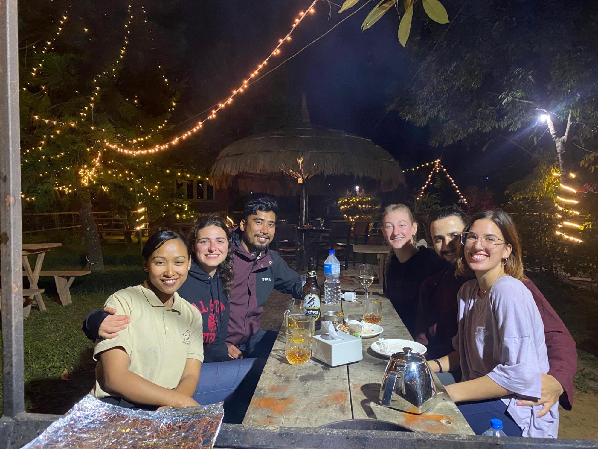 צ'יטוואן Hotel Tharu Garden And Beer Bar מראה חיצוני תמונה