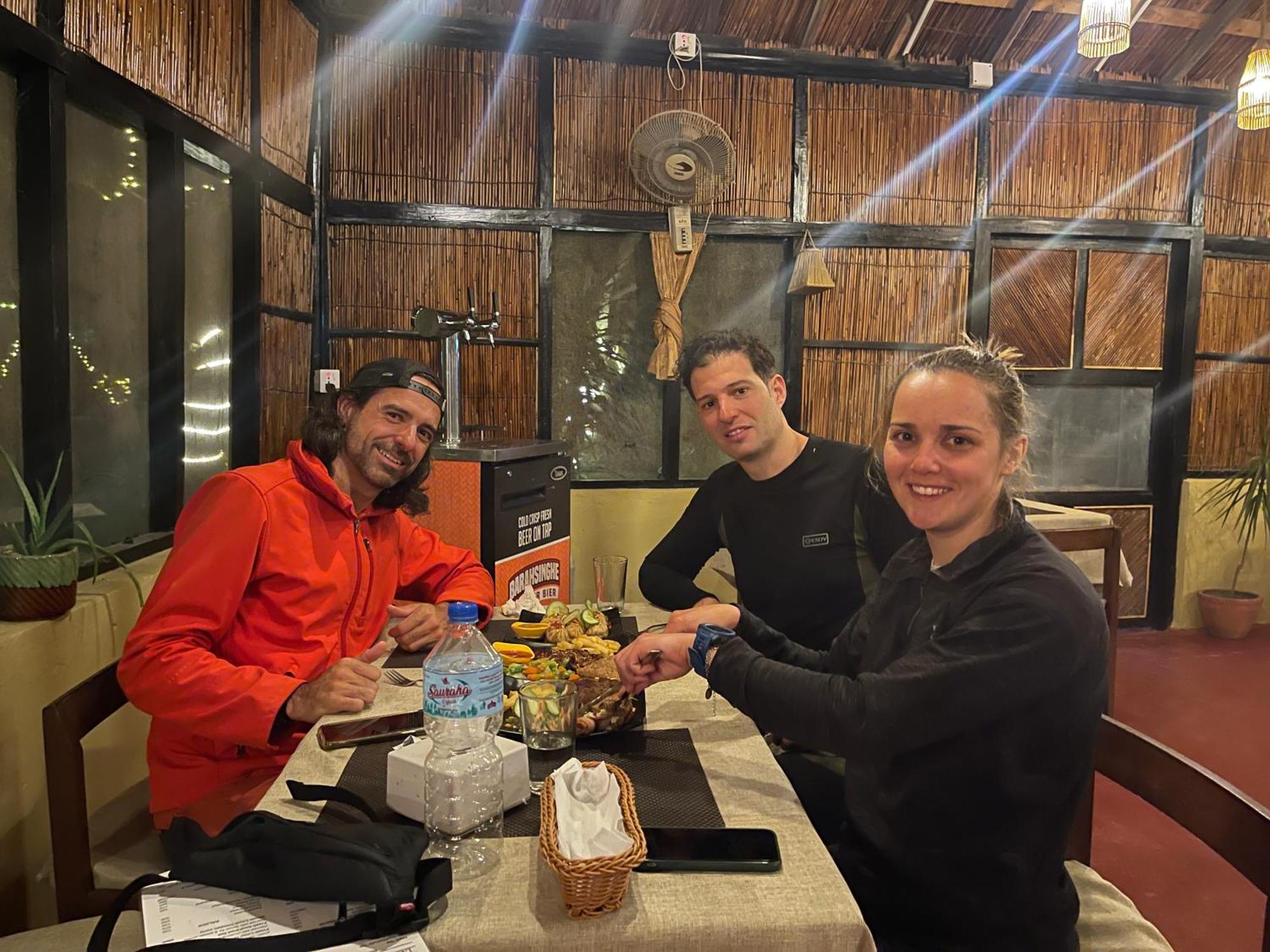 צ'יטוואן Hotel Tharu Garden And Beer Bar מראה חיצוני תמונה