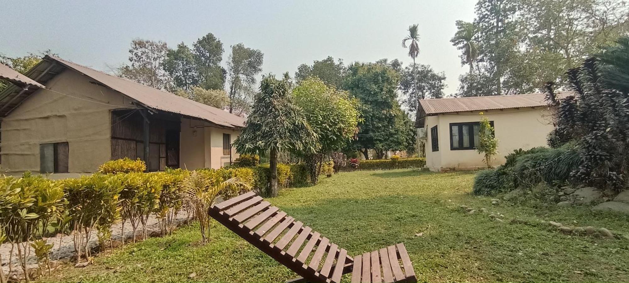 צ'יטוואן Hotel Tharu Garden And Beer Bar מראה חיצוני תמונה