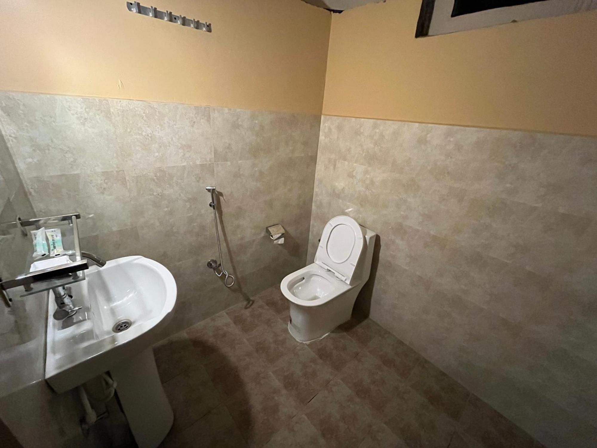 צ'יטוואן Hotel Tharu Garden And Beer Bar מראה חיצוני תמונה
