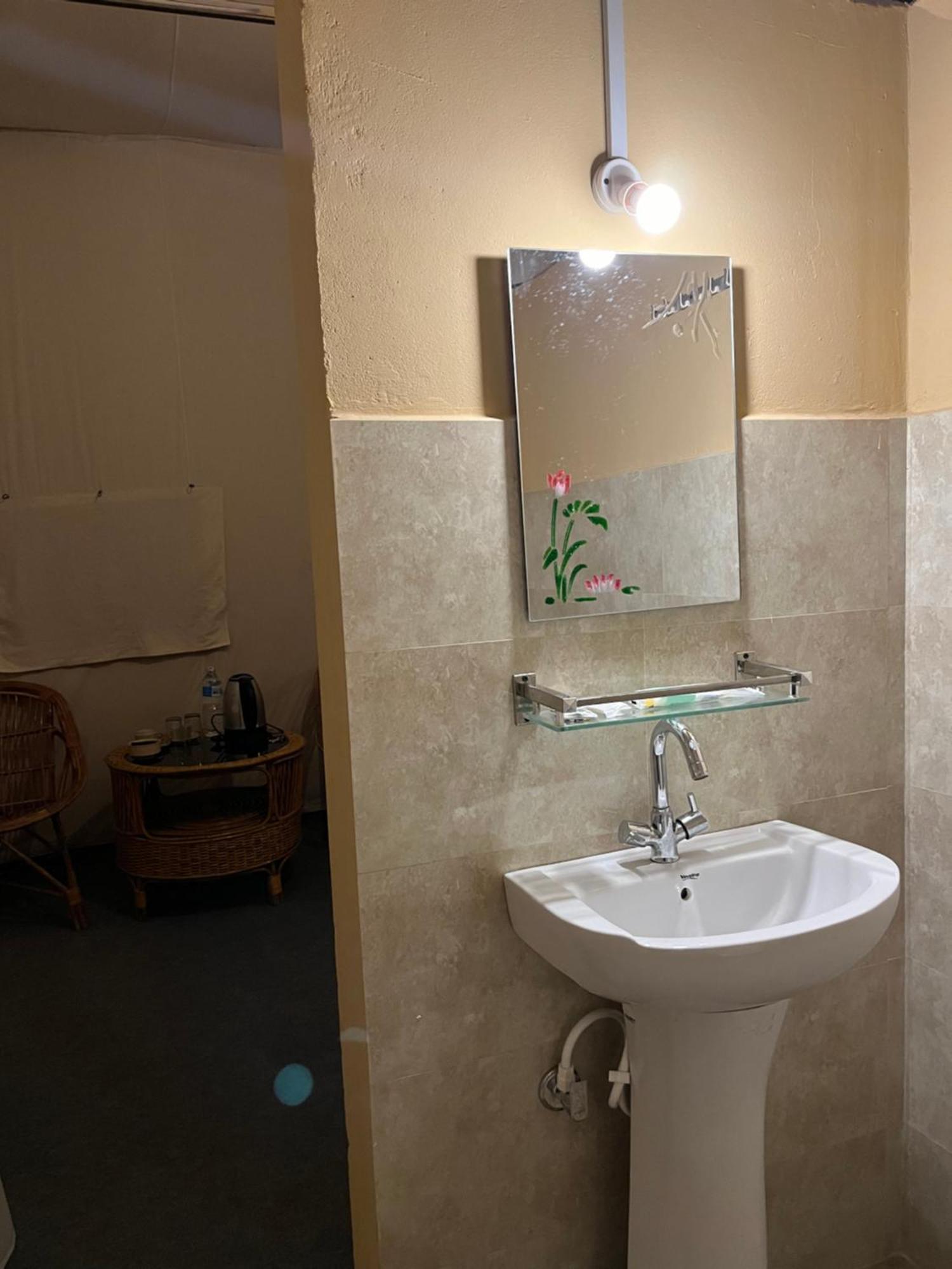 צ'יטוואן Hotel Tharu Garden And Beer Bar מראה חיצוני תמונה