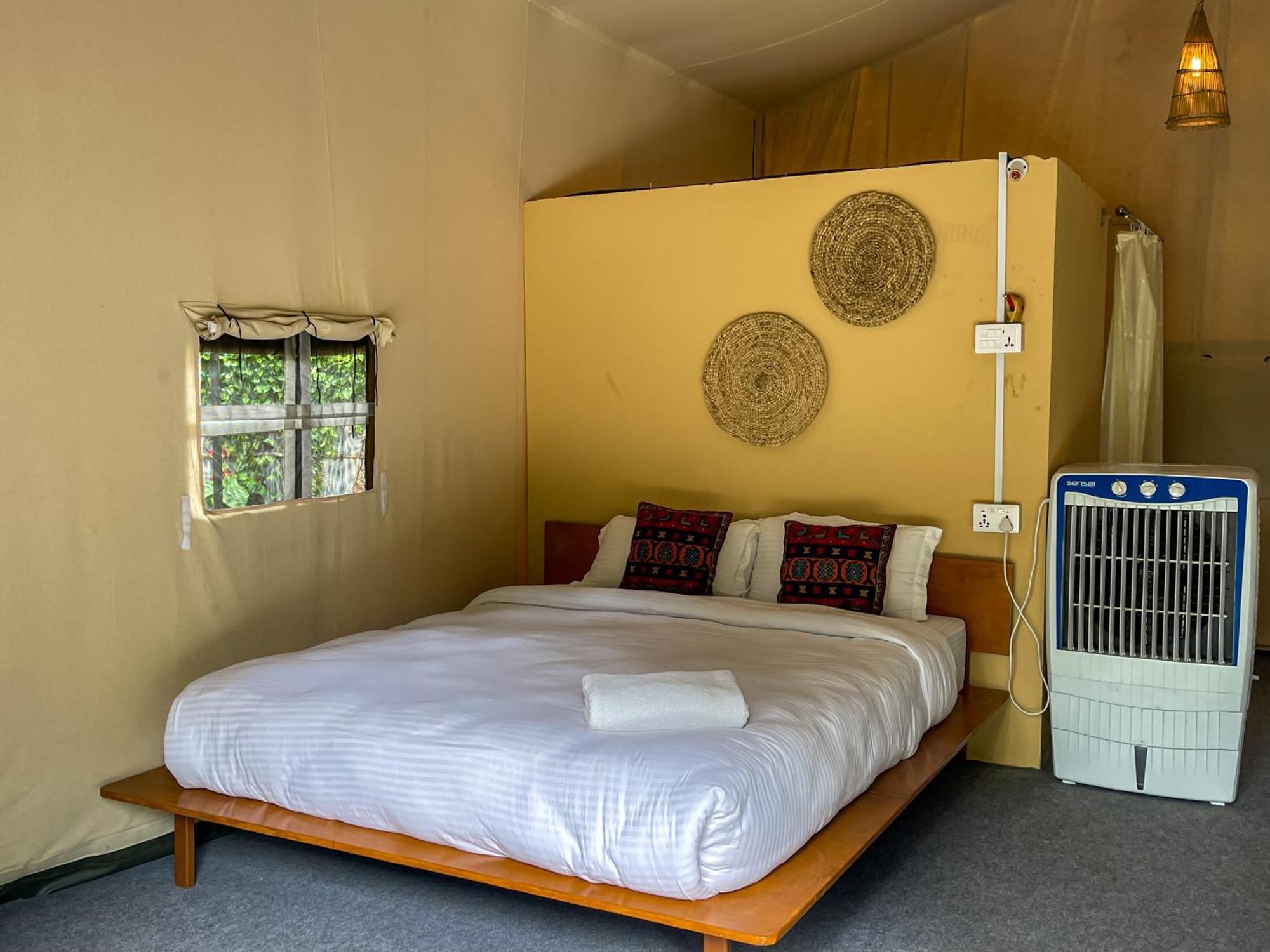 צ'יטוואן Hotel Tharu Garden And Beer Bar מראה חיצוני תמונה