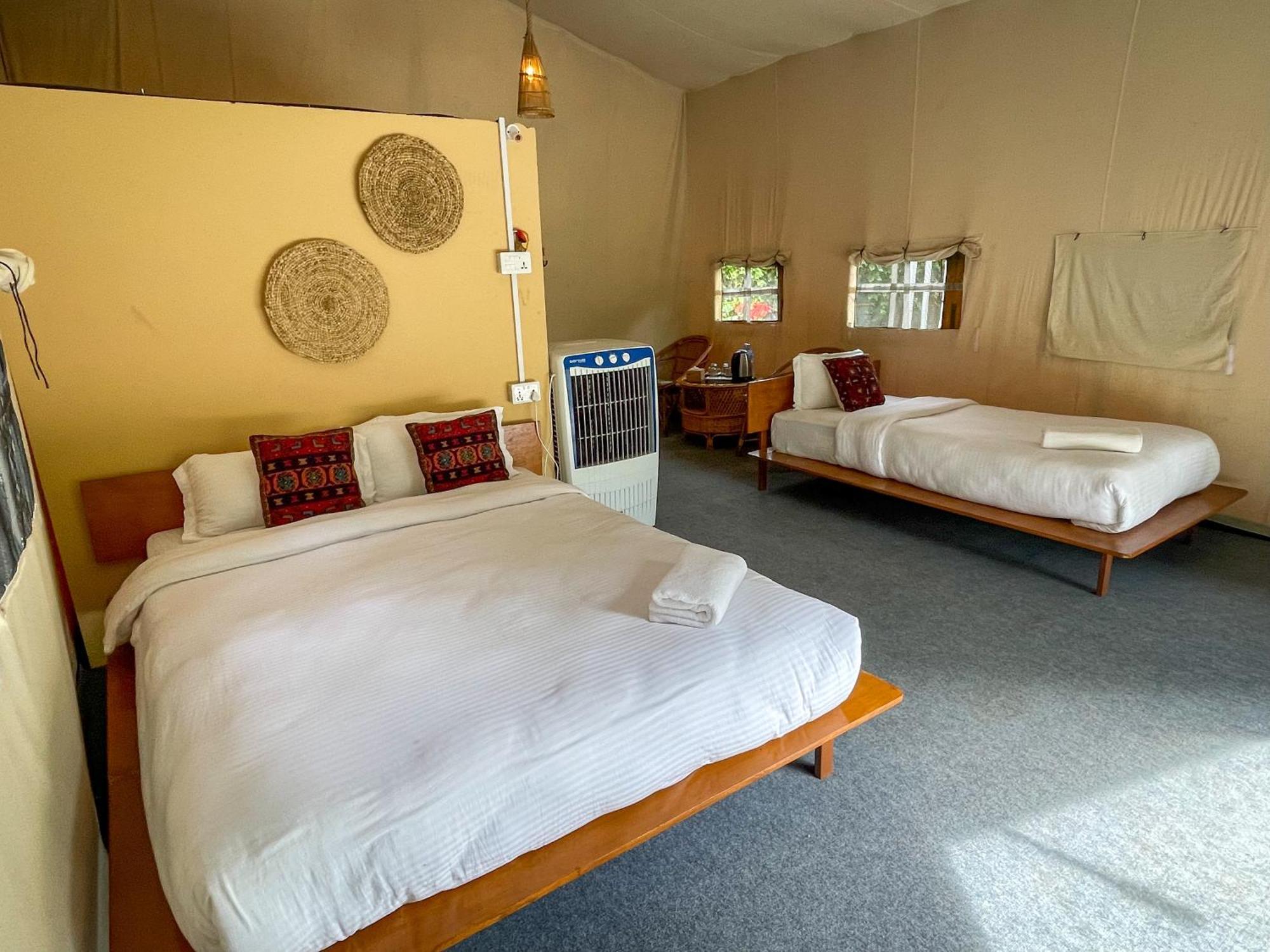 צ'יטוואן Hotel Tharu Garden And Beer Bar מראה חיצוני תמונה