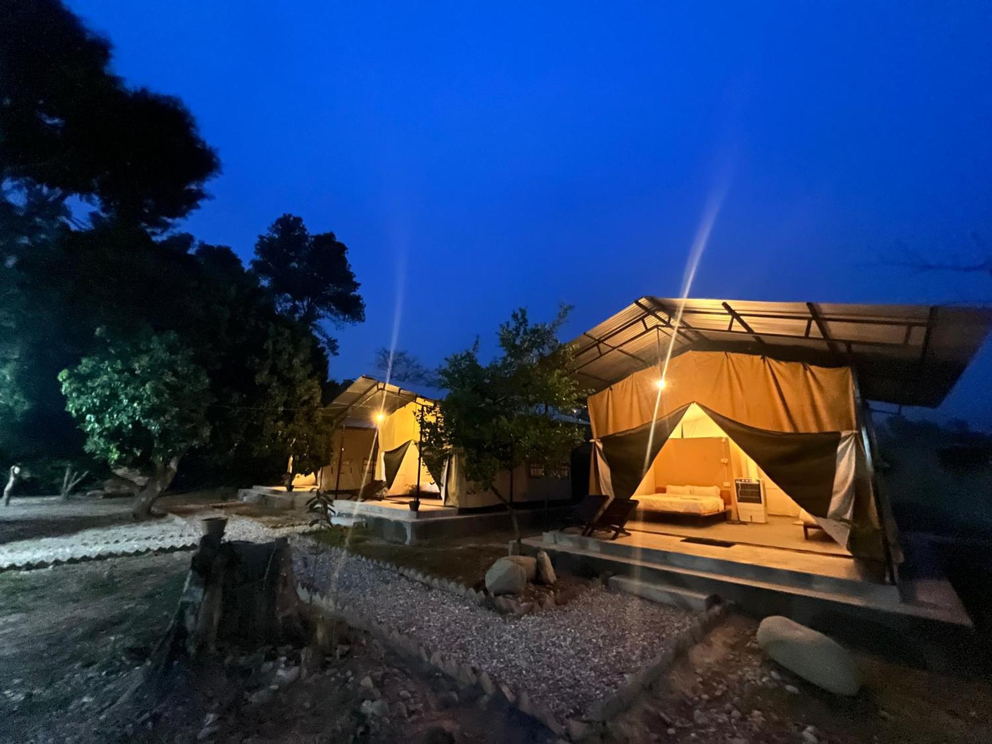 צ'יטוואן Hotel Tharu Garden And Beer Bar מראה חיצוני תמונה