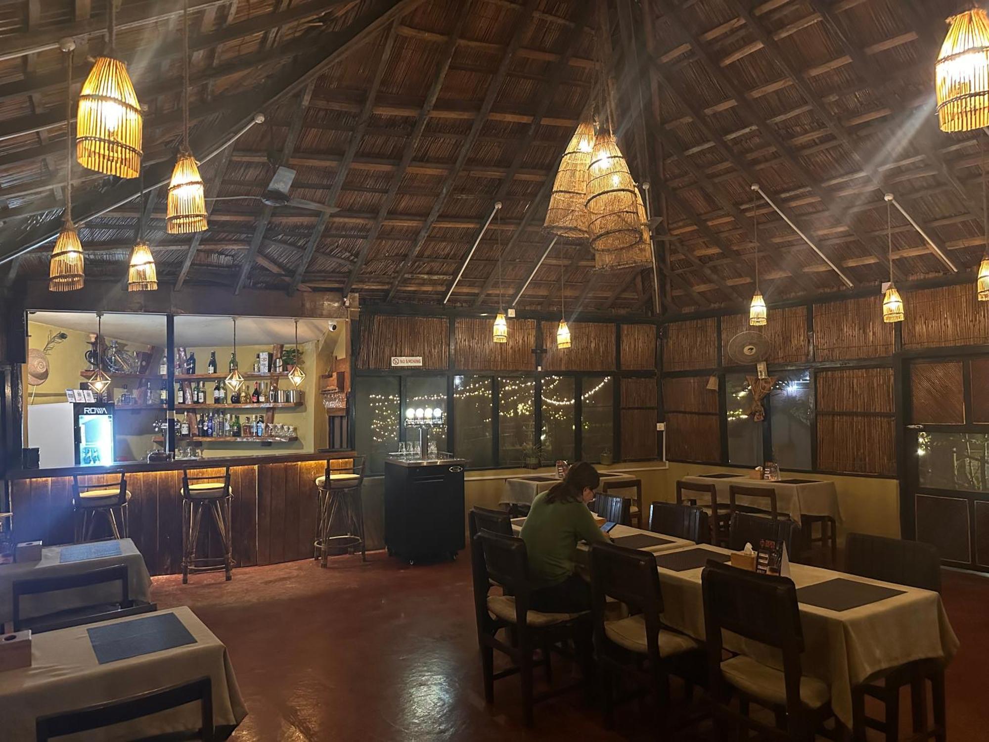 צ'יטוואן Hotel Tharu Garden And Beer Bar מראה חיצוני תמונה