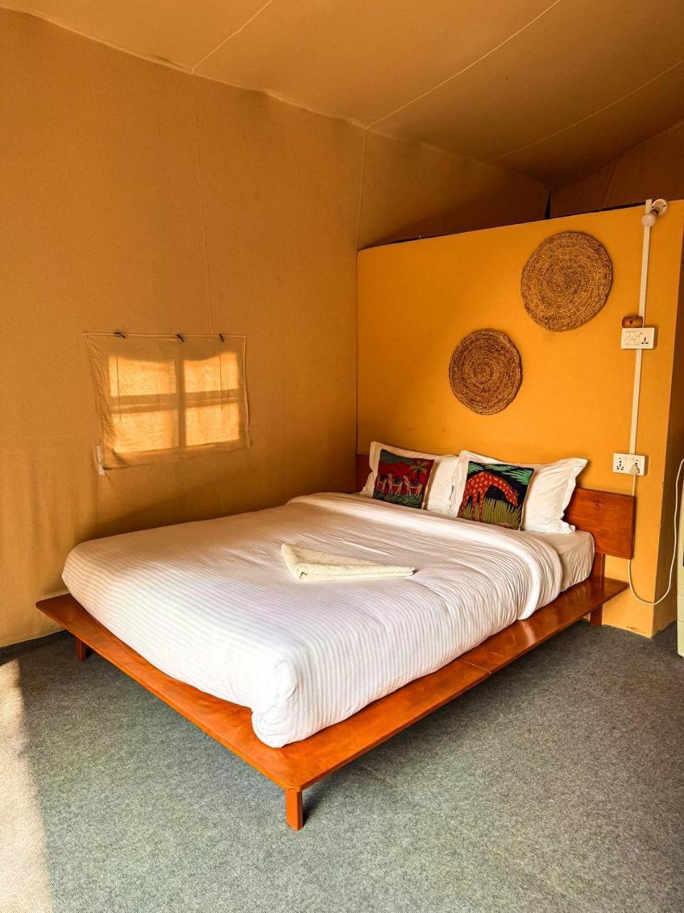 צ'יטוואן Hotel Tharu Garden And Beer Bar מראה חיצוני תמונה